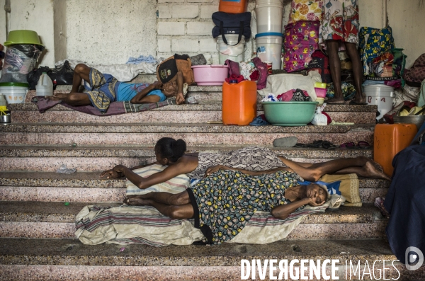 Familles deplacees au theatre rex, ayant fui les violences des gangs.