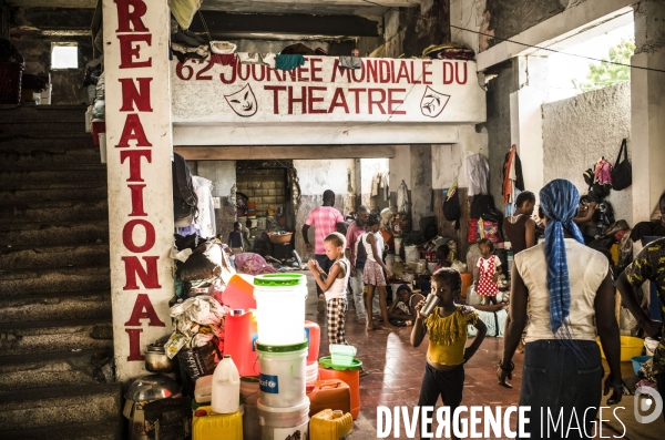 Familles deplacees au theatre rex, ayant fui les violences des gangs.