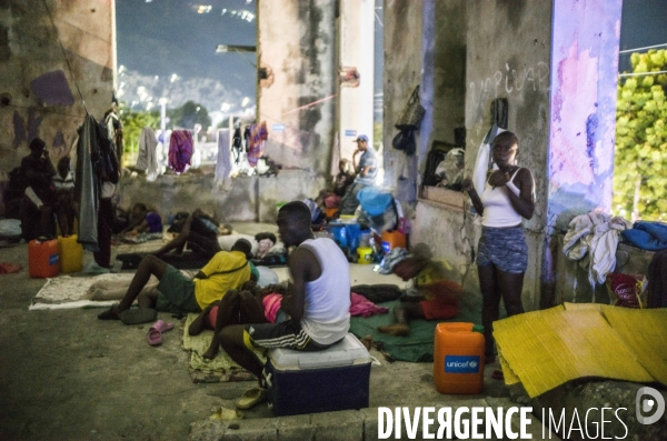 Familles deplacees au theatre rex, ayant fui les violences des gangs.