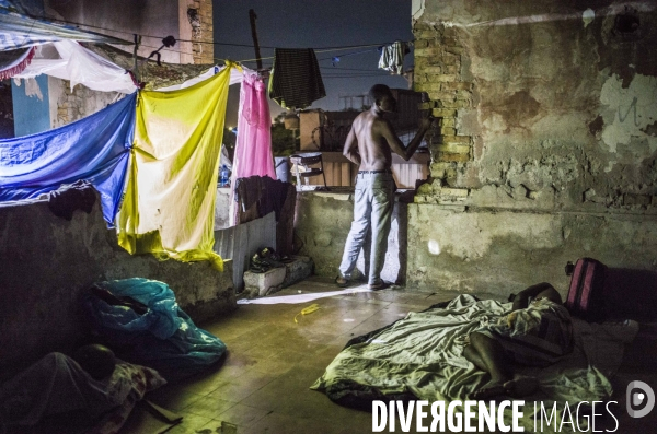 Familles deplacees au theatre rex, ayant fui les violences des gangs.