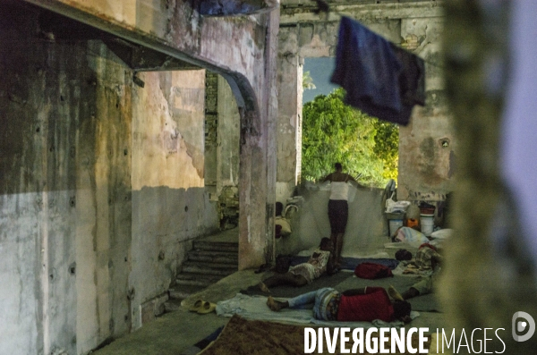 Familles deplacees au theatre rex, ayant fui les violences des gangs.