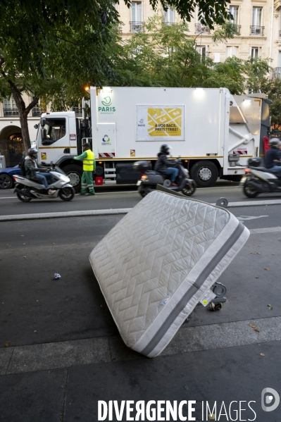 Punaises de lit, les literies sont jetées dans la rue.
