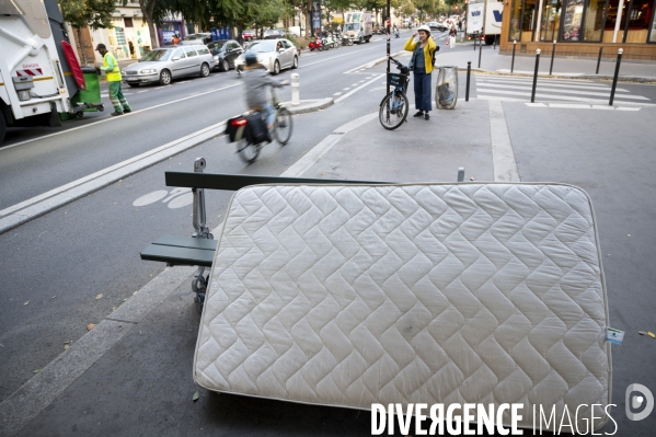 Punaises de lit, les literies sont jetées dans la rue.