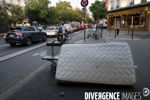 Punaises de lit, les literies sont jetées dans la rue.
