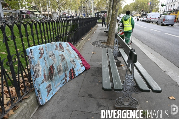 Punaises de lit, les literies sont jetées dans la rue.