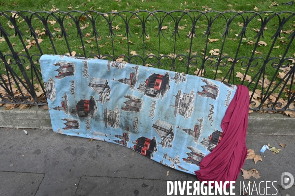 Punaises de lit, les literies sont jetées dans la rue.