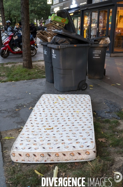 Punaises de lit, les literies sont jetées dans la rue.