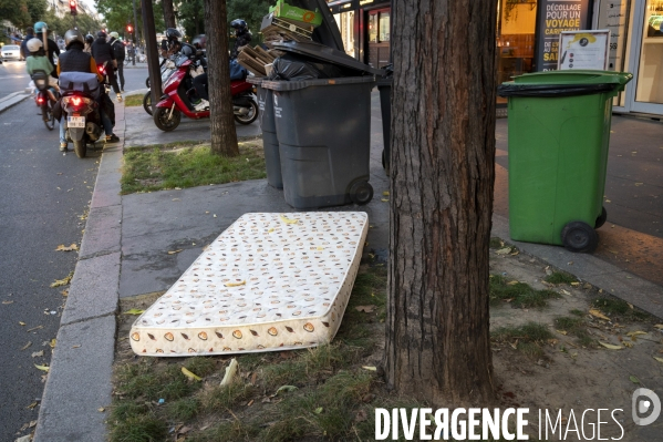 Punaises de lit, les literies sont jetées dans la rue.