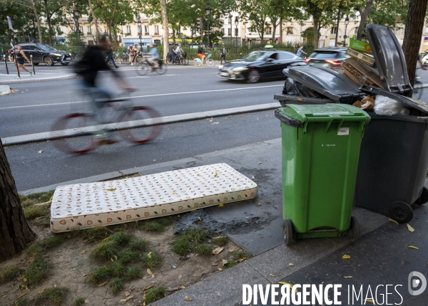 Punaises de lit, les literies sont jetées dans la rue.