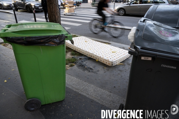Punaises de lit, les literies sont jetées dans la rue.