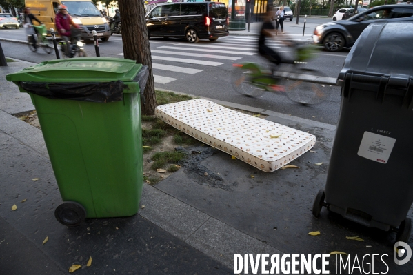 Punaises de lit, les literies sont jetées dans la rue.