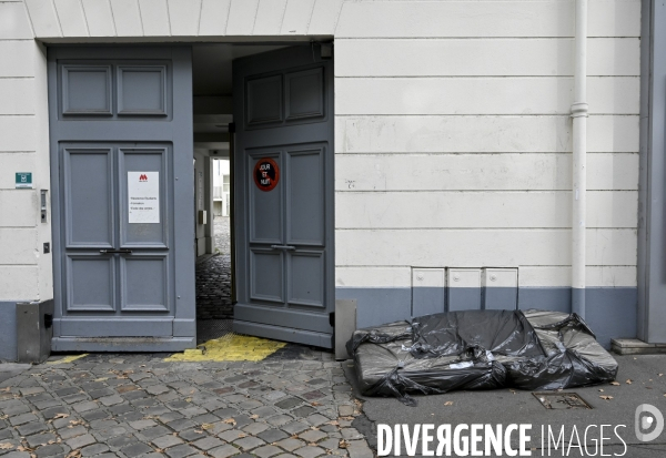 Punaises de lit, les literies sont jetées dans la rue.