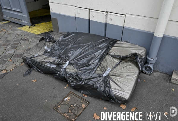 Punaises de lit, les literies sont jetées dans la rue.