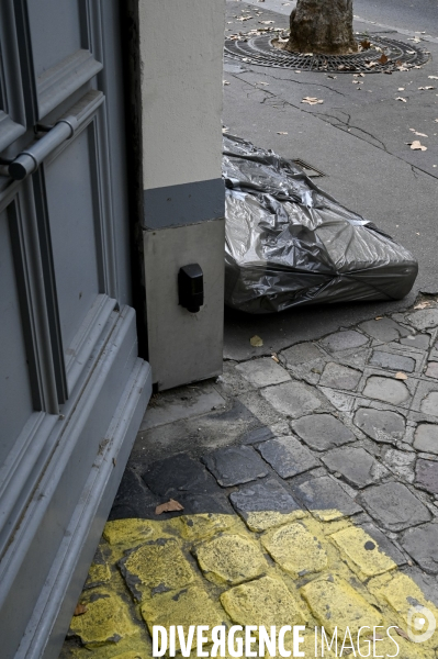 Punaises de lit, les literies sont jetées dans la rue.