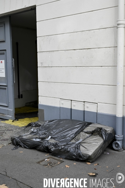 Punaises de lit, les literies sont jetées dans la rue.