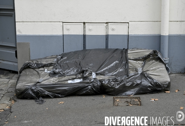 Punaises de lit, les literies sont jetées dans la rue.