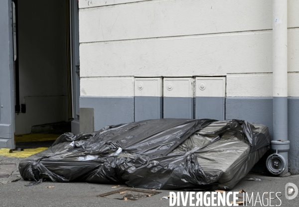 Punaises de lit, les literies sont jetées dans la rue.