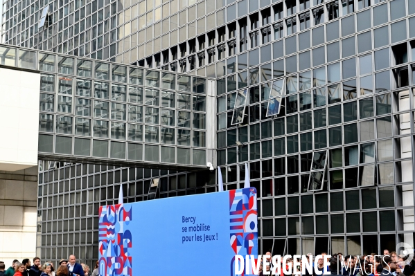 La Tournée des drapeaux olympiques passe par Bercy 