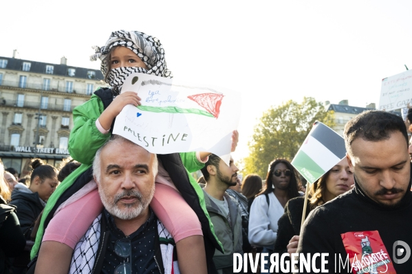 Conflit israélo-palestinien à Gaza. Hommage aux enfants lors du rassemblement à Paris en soutien au peuple palestinien.