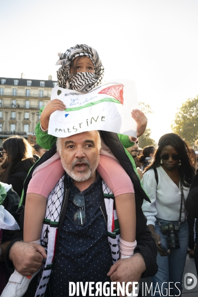 Conflit israélo-palestinien à Gaza. Hommage aux enfants lors du rassemblement à Paris en soutien au peuple palestinien.