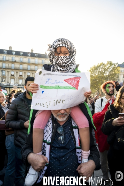 Conflit israélo-palestinien à Gaza. Hommage aux enfants lors du rassemblement à Paris en soutien au peuple palestinien.