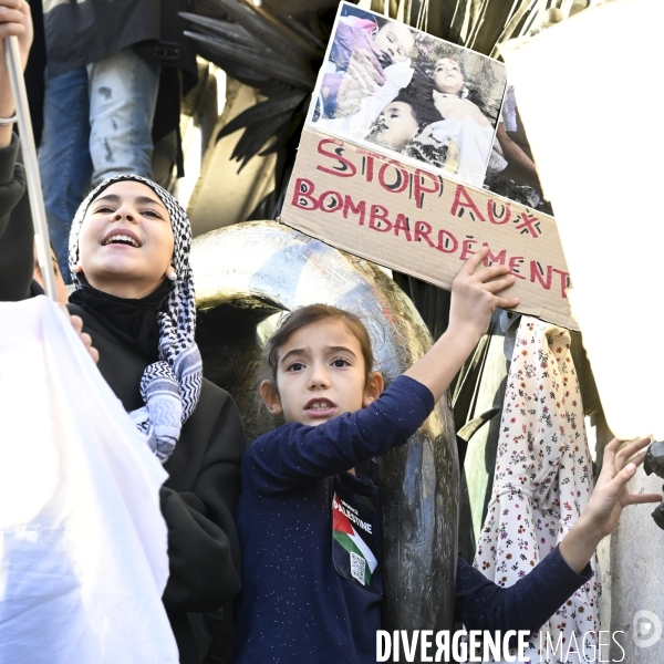 Conflit israélo-palestinien à Gaza. Hommage aux enfants lors du rassemblement à Paris en soutien au peuple palestinien.