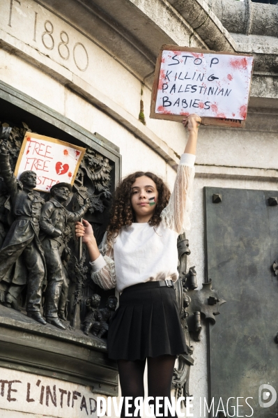 Conflit israélo-palestinien à Gaza. Hommage aux enfants lors du rassemblement à Paris en soutien au peuple palestinien.