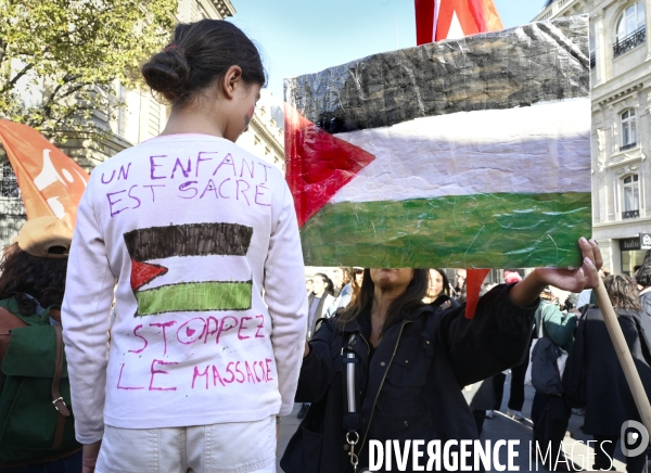 Conflit israélo-palestinien à Gaza. Hommage aux enfants lors du rassemblement à Paris en soutien au peuple palestinien.