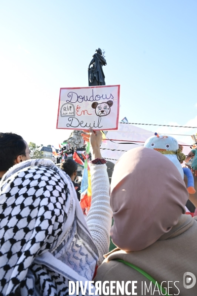 Conflit israélo-palestinien à Gaza. Hommage aux enfants lors du rassemblement à Paris en soutien au peuple palestinien.