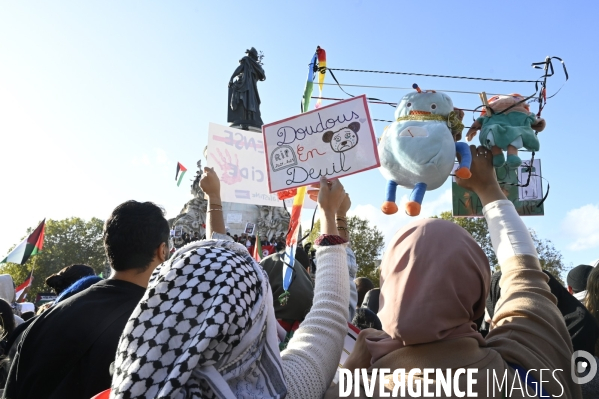 Conflit israélo-palestinien à Gaza. Hommage aux enfants lors du rassemblement à Paris en soutien au peuple palestinien.