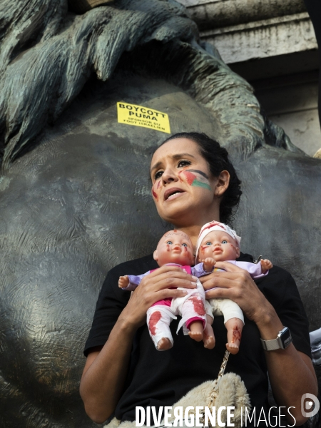 Conflit israélo-palestinien à Gaza. Hommage aux enfants lors du rassemblement à Paris en soutien au peuple palestinien.