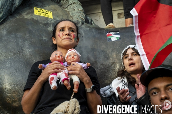 Conflit israélo-palestinien à Gaza. Hommage aux enfants lors du rassemblement à Paris en soutien au peuple palestinien.