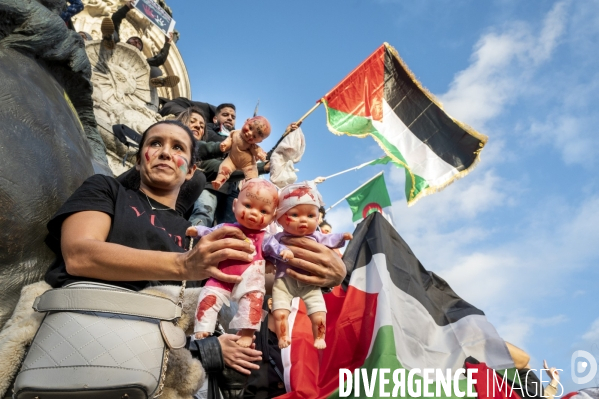 Conflit israélo-palestinien à Gaza. Hommage aux enfants lors du rassemblement à Paris en soutien au peuple palestinien.