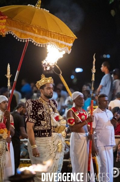 ESALA PERAHERA : Procession bouddhiste du Sri Lanka