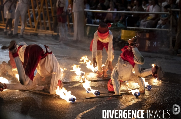 ESALA PERAHERA : Procession bouddhiste du Sri Lanka