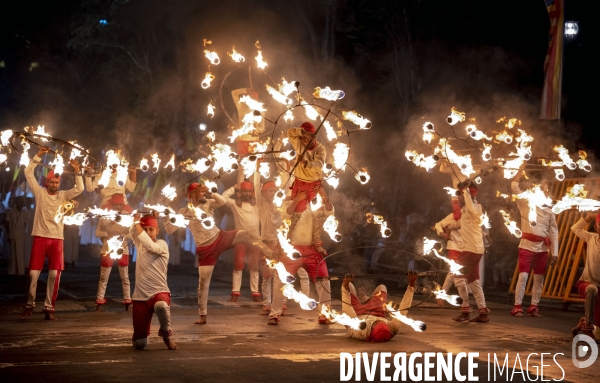 ESALA PERAHERA : Procession bouddhiste du Sri Lanka
