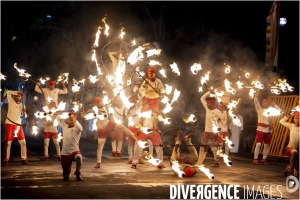 ESALA PERAHERA : Procession bouddhiste du Sri Lanka