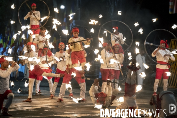 ESALA PERAHERA : Procession bouddhiste du Sri Lanka