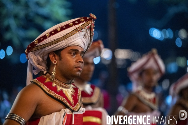 ESALA PERAHERA : Procession bouddhiste du Sri Lanka