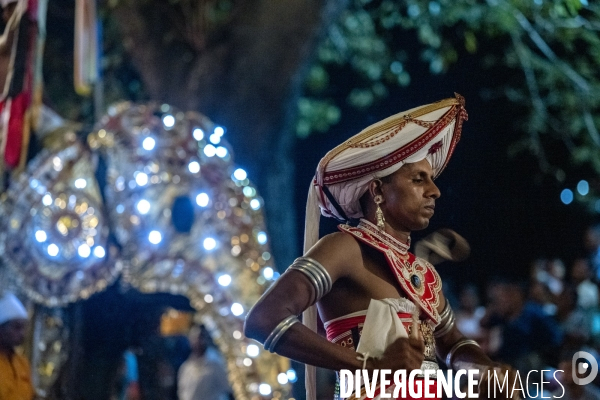 ESALA PERAHERA : Procession bouddhiste du Sri Lanka