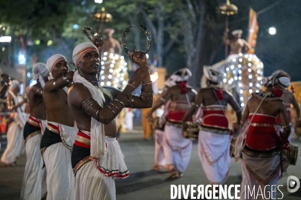ESALA PERAHERA : Procession bouddhiste du Sri Lanka