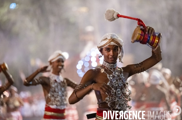 ESALA PERAHERA : Procession bouddhiste du Sri Lanka