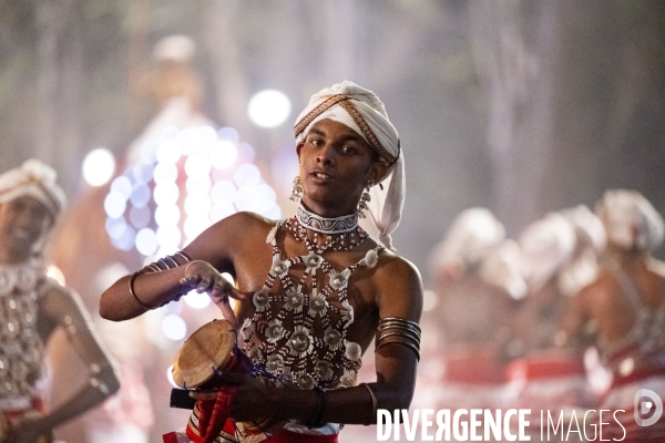 ESALA PERAHERA : Procession bouddhiste du Sri Lanka