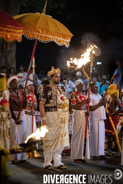 ESALA PERAHERA : Procession bouddhiste du Sri Lanka