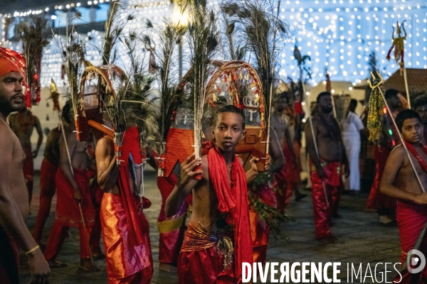 ESALA PERAHERA : Procession bouddhiste du Sri Lanka