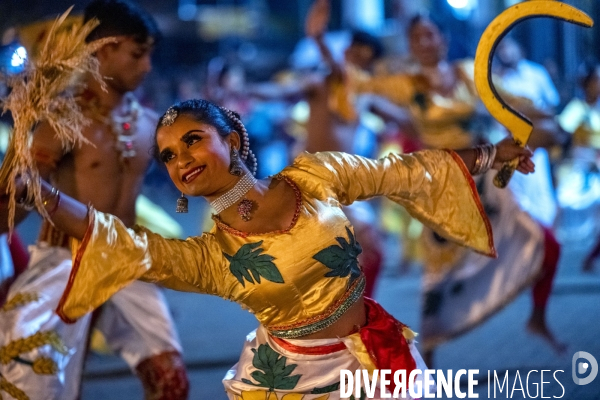 ESALA PERAHERA : Procession bouddhiste du Sri Lanka