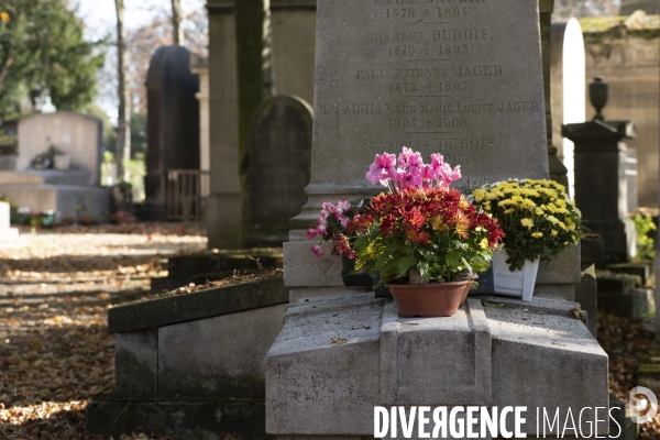 La Toussaint au cimetière du Père Lachaise. Fête des morts et fleurs de la Toussaint. All Saints  Day at the Père Lachaise cemetery.