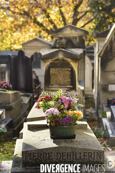 La Toussaint au cimetière du Père Lachaise. Fête des morts et fleurs de la Toussaint. All Saints  Day at the Père Lachaise cemetery.