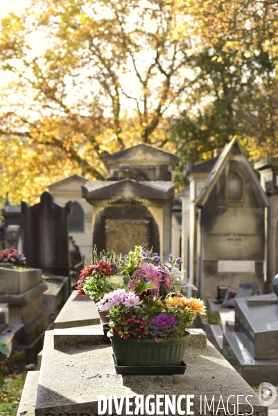 La Toussaint au cimetière du Père Lachaise. Fête des morts et fleurs de la Toussaint. All Saints  Day at the Père Lachaise cemetery.