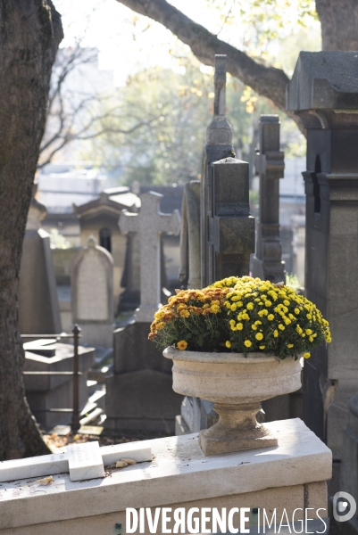 La Toussaint au cimetière du Père Lachaise. Fête des morts et fleurs de la Toussaint. All Saints  Day at the Père Lachaise cemetery.